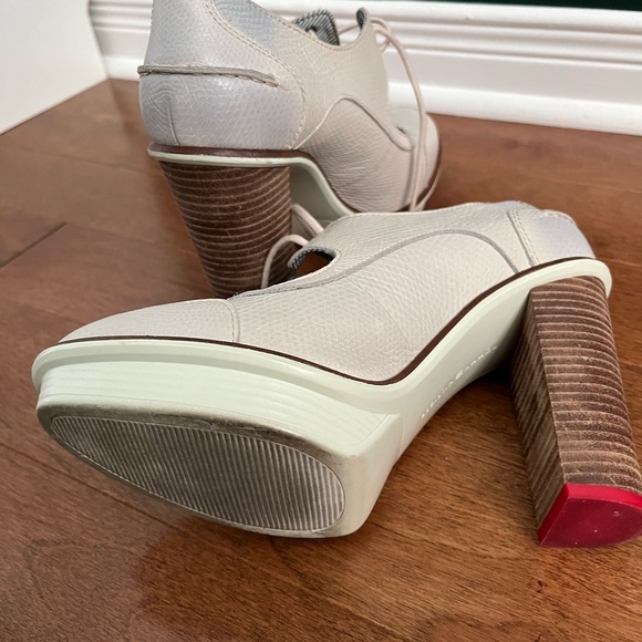 Tommy Hilfiger off white leather high heels size 8 1/2 - Picture 2 of 2